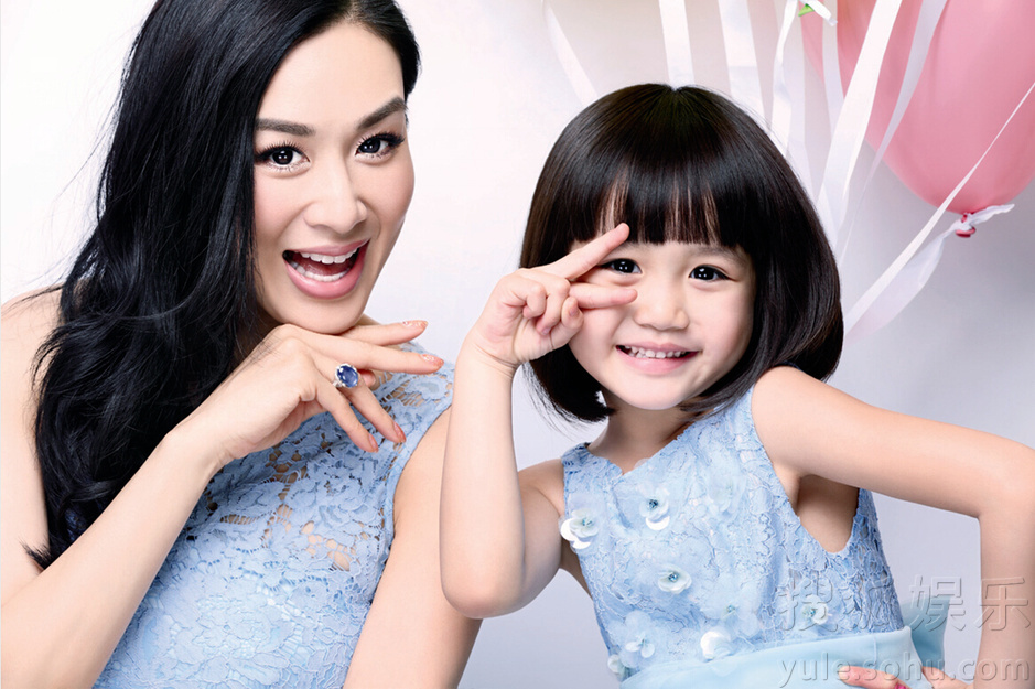 Актриса Чжун Лити и симпатичная дочка