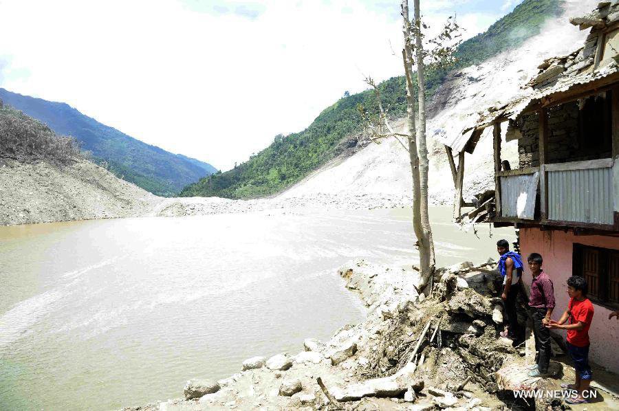 Свыше 300 человек пропали без вести в результате схода оползня в Непале