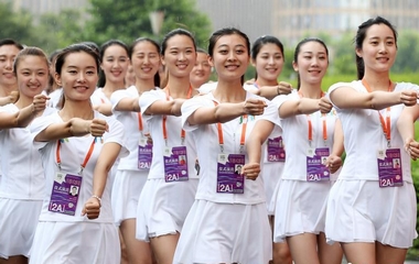 Сотрудники для сопровождения спортсменов на открытии и закрытии Юношеской олимпиады в Нанкине проходят интенсивные тренинги