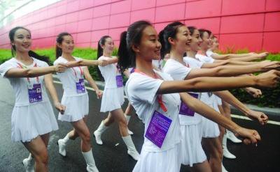 205 красавиц будут сопровождать спортсменов на церемонии открытия Юношеской олимпиады в Нанкине