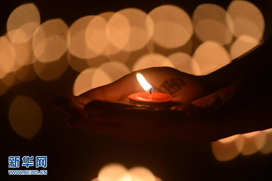 Вечером 4 августа жители района Гуанлин г. Янчжоу провинции Цзянсу зажгли свечи в память о жертвах землетрясения, произошедшего на днях в уезде Лудянь провинции Юньнань.