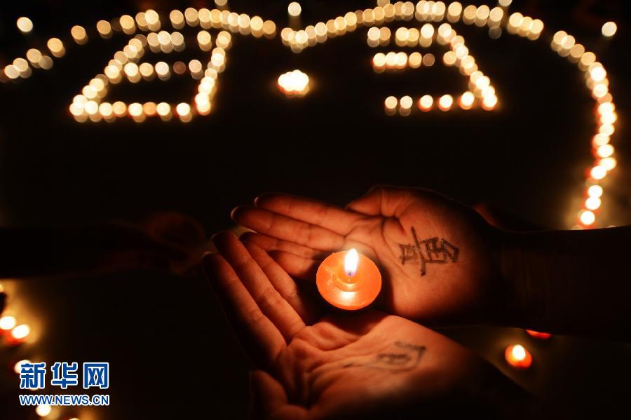Вечером 4 августа жители района Гуанлин г. Янчжоу провинции Цзянсу зажгли свечи в память о жертвах землетрясения, произошедшего на днях в уезде Лудянь провинции Юньнань.