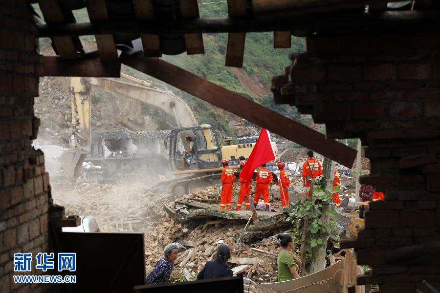 На фото: 4 августа, спасатели проводят спасательные работы в поселке Лунтоушань – в эпицентре землетрясения, произошедшего в уезде Лудянь провинции Юньнань.