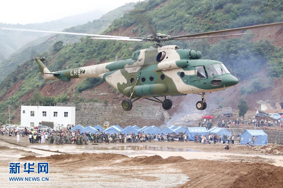 На фото: 4 августа, военный вертолет прибыл за пострадавшими в поселке Лунтоушань – эпицентре землетрясения, произошедшего в уезде Лудянь провинции Юньнань.