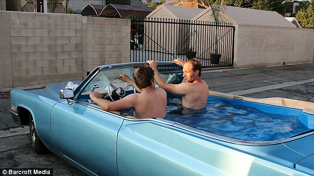 Американцы превратили автомобиль в «самую быструю в мире ванну»
