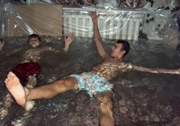 Российские подростки превратили гостиную в бассейн для спасения от жары