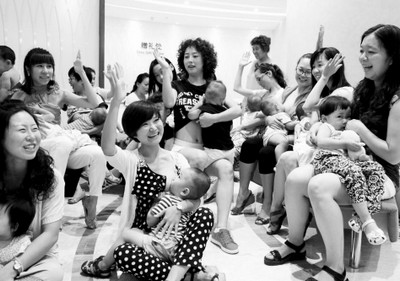 20 матерей провели коллективное грудное вскармливание в универмаге 