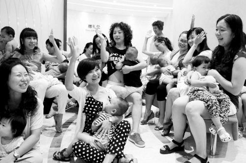 20 матерей провели коллективное грудное вскармливание в универмаге  