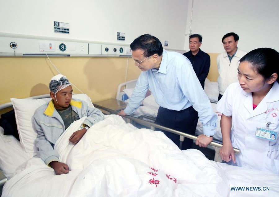 Ли Кэцян посетил больницу с пострадавшими от землетрясения
