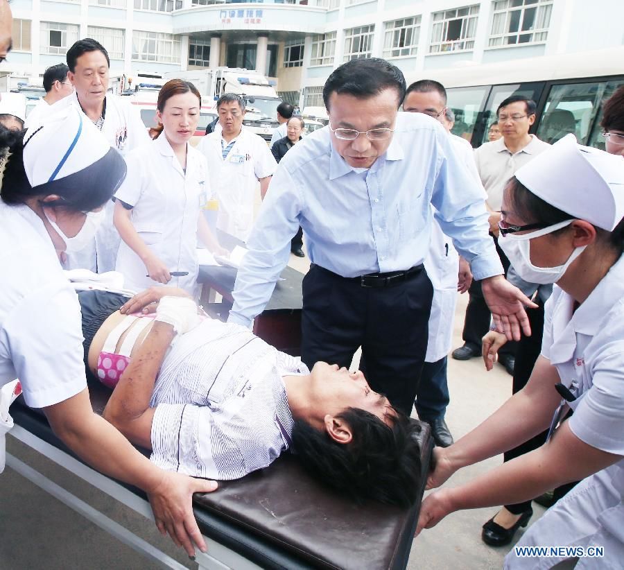 Ли Кэцян посетил больницу с пострадавшими от землетрясения