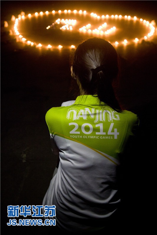 Волонтеры Юношеской олимпиады в Нанкине молились за пострадавших от взрыва на предприятии в Куньшане и землетрясения в Лудяне