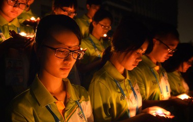 Волонтеры Юношеской олимпиады в Нанкине молились за пострадавших от взрыва на предприятии в Куньшане и землетрясения в Лудяне