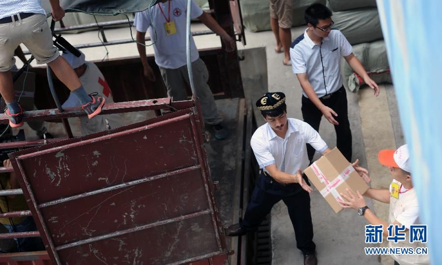 Бизнесмен из Синьцзяна пожертвовал 5 тонн 'Ма жэнь тан'(этнические закуски в Синьцзяне ) пострадавшим от землетрясения жителям Юньнани
