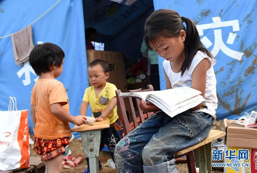 Уезд Лудянь провинции Юньнань: дети в пострадавшем от землетрясения районе 