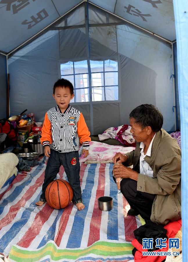 Уезд Лудянь провинции Юньнань: дети в пострадавшем от землетрясения районе 