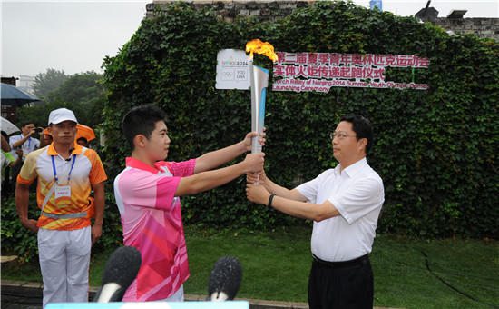 Передача факела Юношеских олимпийских игр в Нанкине по городским стенам эпохи династии Мин