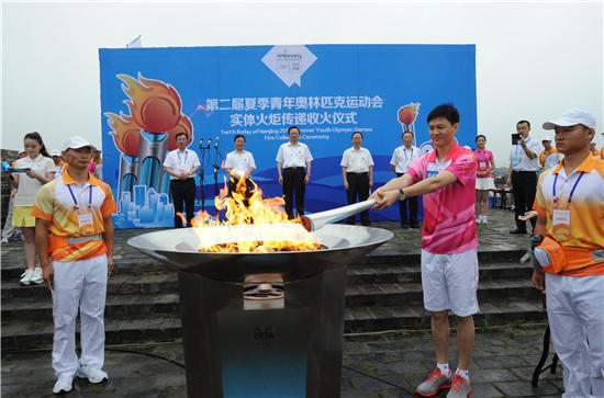 Передача факела Юношеских олимпийских игр в Нанкине по городским стенам эпохи династии Мин