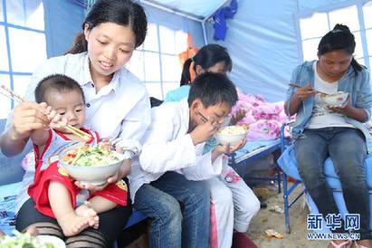 Жизнь в пострадавшем от землетрясения поселке Лунтоушань постепенно налаживается