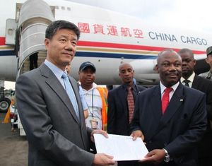 Спецрейс с гуманитарными грузами от китайского правительства для борьбы с эпидемией Эболы сегодня приземлился в либерийском аэропорту Робертс