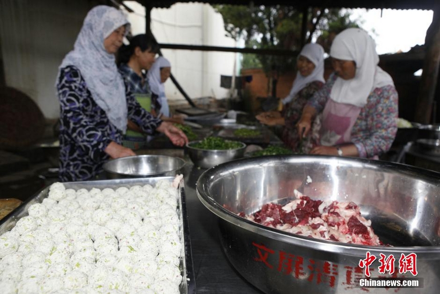 11 августа, 20 волонтеров-мусульман по инициативе 65-летней пожилой женщины Ма Уфэнь национальности хуэй раздали пострадавшим и солдатам-спасателям продукты питания и фрукты в уезде Лудянь провинции Юньнань.
