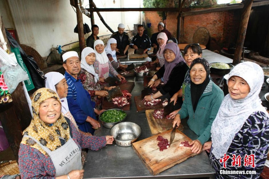 11 августа, 20 волонтеров-мусульман по инициативе 65-летней пожилой женщины Ма Уфэнь национальности хуэй раздали пострадавшим и солдатам-спасателям продукты питания и фрукты в уезде Лудянь провинции Юньнань.
