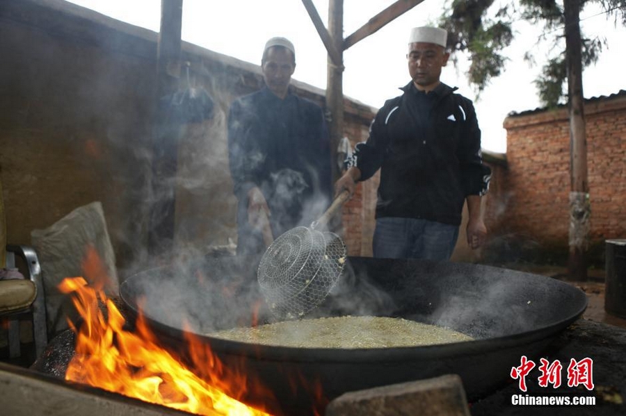 С 5 августа они каждый день готовят еду мусульманской кухни для около 1000 человек и доставляют в эпицентр землетрясения в поселке Лунтоушань, каждый день тратится около 5000 юаней, которые являются пожертвованиями мусульман и жителей уезда Лудянь.