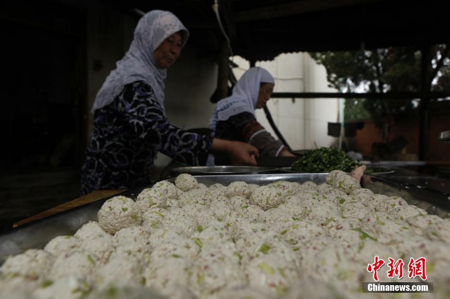 С 5 августа они каждый день готовят еду мусульманской кухни для около 1000 человек и доставляют в эпицентр землетрясения в поселке Лунтоушань, каждый день тратится около 5000 юаней, которые являются пожертвованиями мусульман и жителей уезда Лудянь.