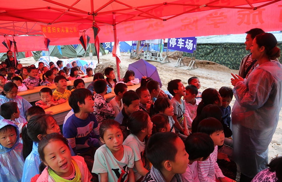 Уроки для детей во временном приюте в пострадавшем от землетрясения уезде Лудянь