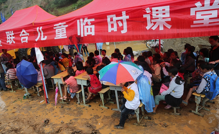 Уроки для детей во временном приюте в пострадавшем от землетрясения уезде Лудянь