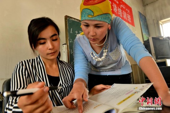 Уйгурские студентки на летних каникулах вернулись домой и преподавали китайский язык детям в качестве волонтеров