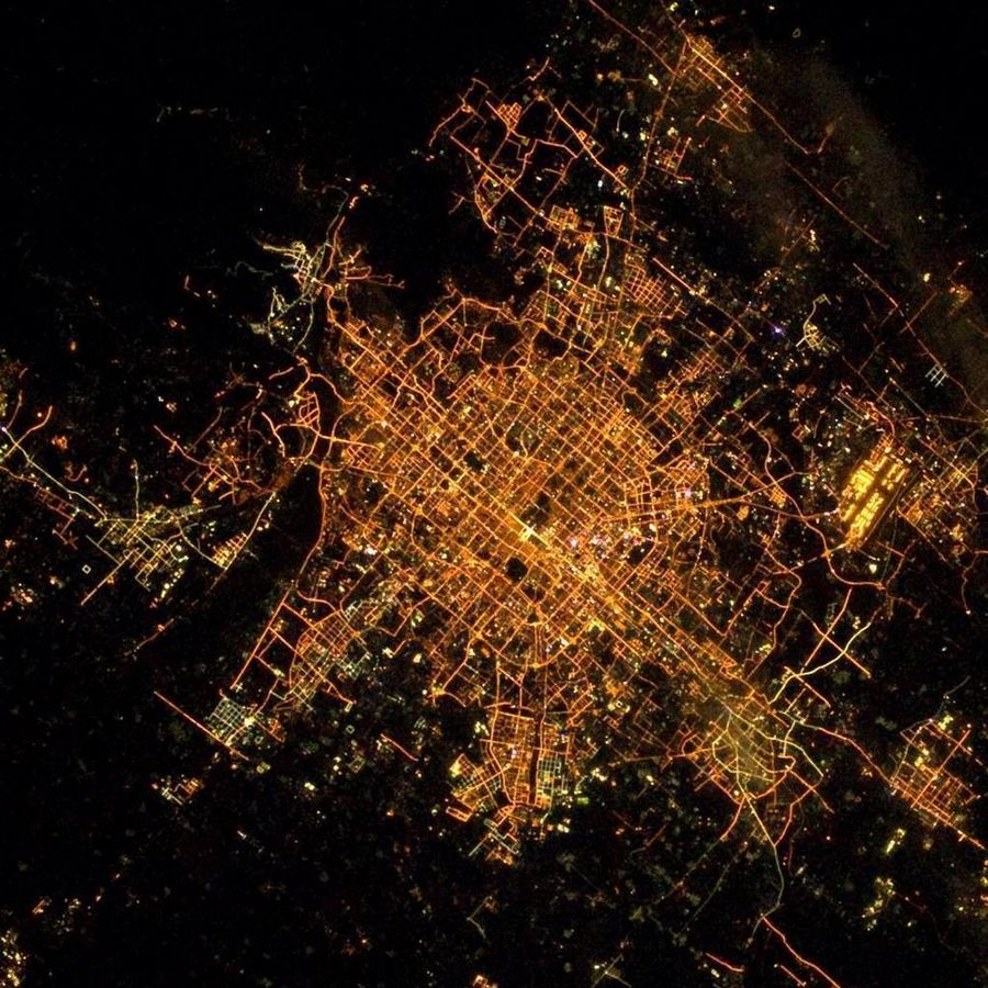 Ночной вид Пекина, выложенный космонавтом МКС в Твиттере 
