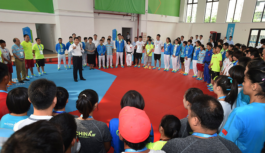 15 августа Си Цзиньпин посетил в Нанкине деревню юношеской Олимпиады и встретился с членами китайской спортивной делегации. 