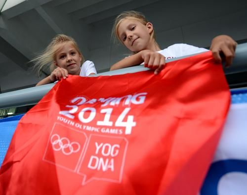 Девочки из России ждут начала церемонии открытия Юношеской Олимпиады  