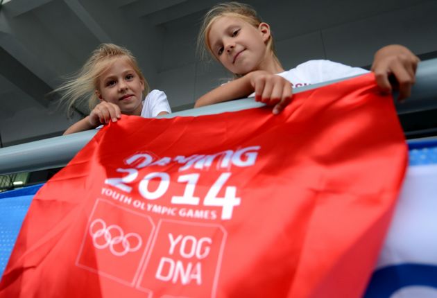 Девочки из России ждут начала церемонии открытия Юношеской Олимпиады 