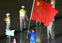Церемония открытия Юношеской Олимпиады: шествие китайского знаменосца с флагом и баскетболистки Диланы на стадион
