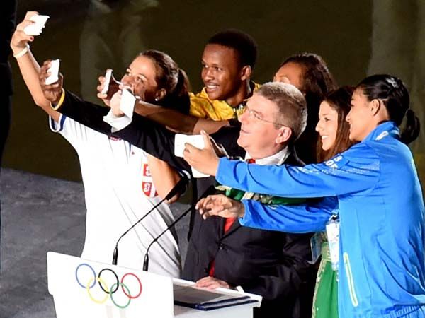 Сэлфи президента МОК Томаса Баха и спортсменов после его выступления с речью на церемонии открытия Юношеской Олимпиады в Нанкине