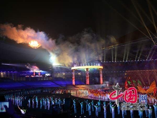 Зажжение огня на церемонии открытия Юношеской Олимпиады в Нанкине