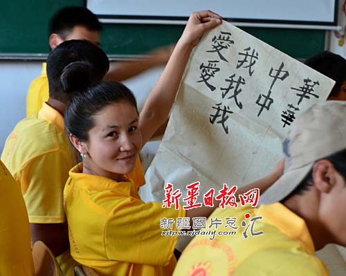 Студентка из Кыргызстана Нурия впервые прибыла в Китай и сильно заинтересована в лекциях по каллиграфии.