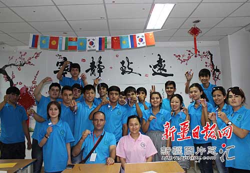 Таджикистанские студенты фотографировались после лекций по вязанию «китайского узла удачи»
