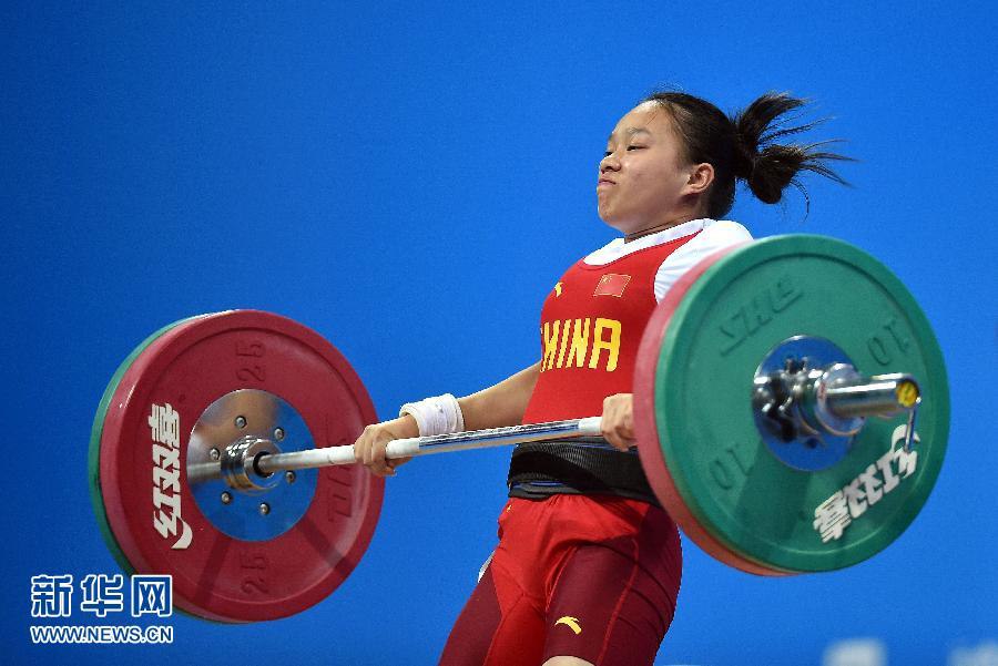 Китайская спортсменка Цзян Хуэйхуа стала чемпионкой Юношеской Олимпиады по тяжелой атлетике в категории до 48 кг