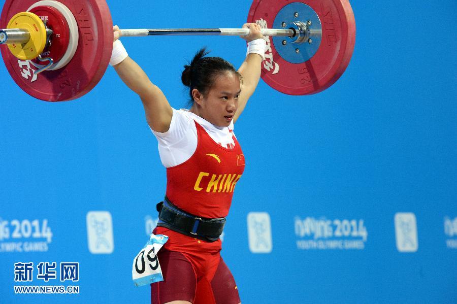 Китайская спортсменка Цзян Хуэйхуа стала чемпионкой Юношеской Олимпиады по тяжелой атлетике в категории до 48 кг