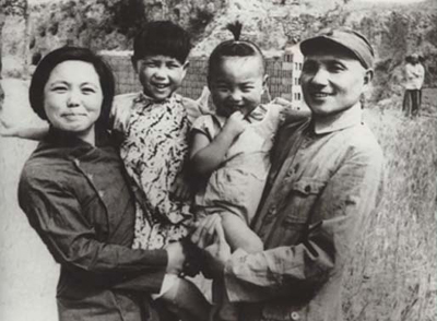 Фото Дэн Сяопина с его детьми