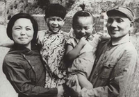 Фото Дэн Сяопина с его детьми