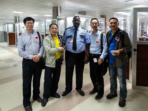 Китайская группа экспертов клинической медицины прибыла во Фритаун для оказания помощи Сьерра-Леоне в борьбе с вирусом Эбола