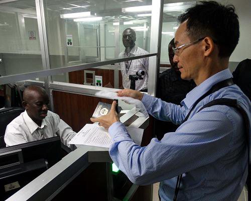 Китайская группа экспертов клинической медицины прибыла во Фритаун для оказания помощи Сьерра-Леоне в борьбе с вирусом Эбола