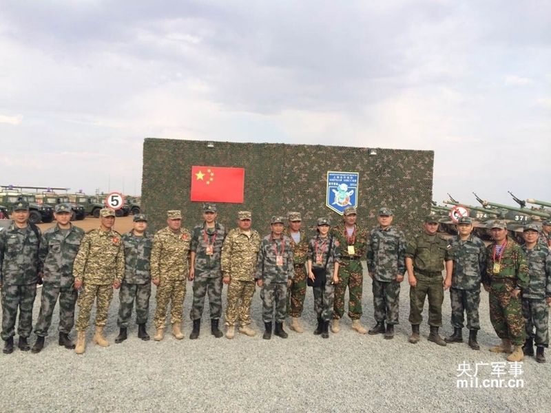 Во второй половине 21 августа часть офицеров и солдат из Казахстана, Кыргызстана и России в сопровождении военных КНР произвели смотр китайского оборудования, а также пообщались между собой.