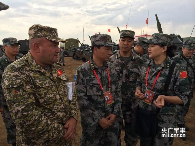 Во второй половине 21 августа часть офицеров и солдат из Казахстана, Кыргызстана и России в сопровождении военных КНР произвели смотр китайского оборудования, а также пообщались между собой.