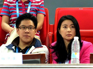 Супруги Хо Циган и Го Цзинцзин смотрели состязания на Юношеских олимпийских играх и посетили древнюю улицу Гаочунь в Нанкине