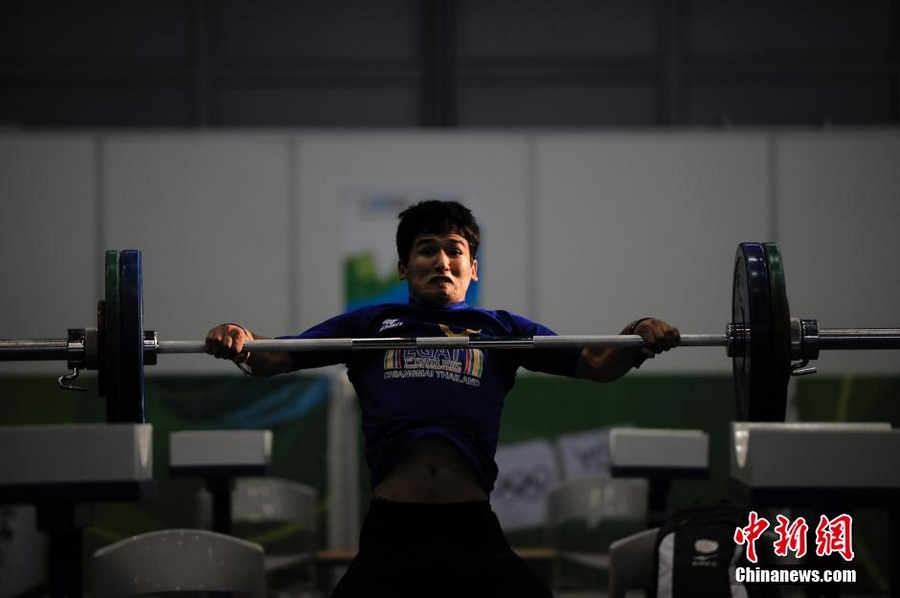 21 августа соревнование по мужской тяжелой атлетике состоялось в Нанкинском международном выставочном центре. На фото: молодой спортсмен, у которого в этот день не было соревнований, упорно готовился в тренировочной зоне.