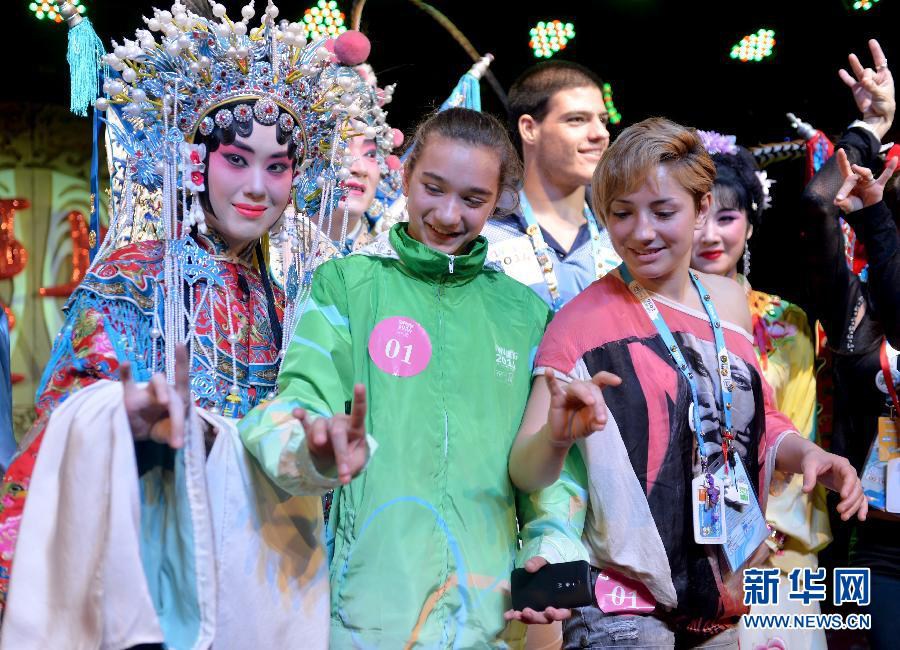 Спортсмены Юношеских Олимпийских игр в Нанкине испытали китайскую традиционную оперу